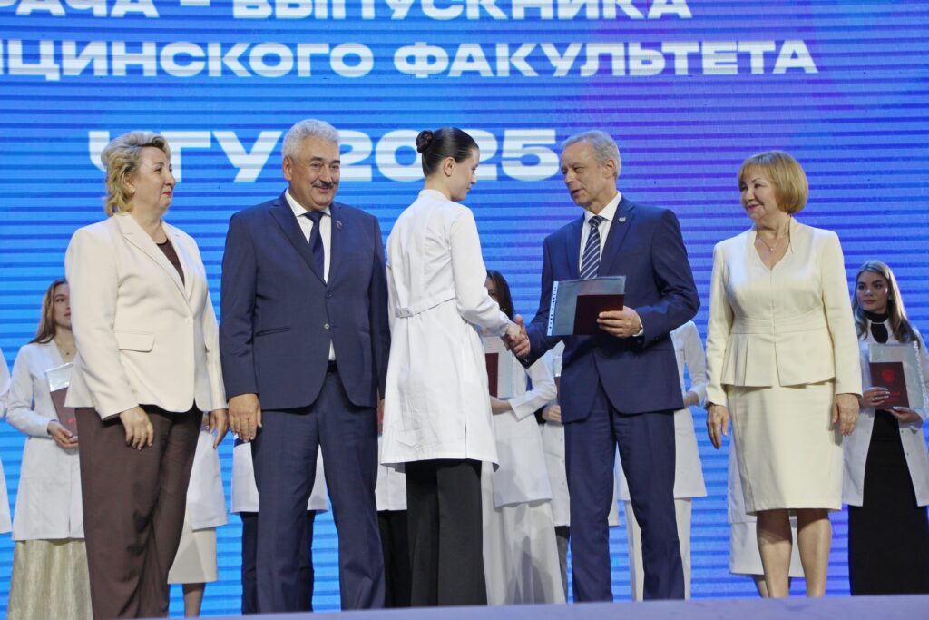 Торжественная церемония вручения диплома врача - выпускника медицинского факультета ЧГУ 2025 (Фоторепортаж)